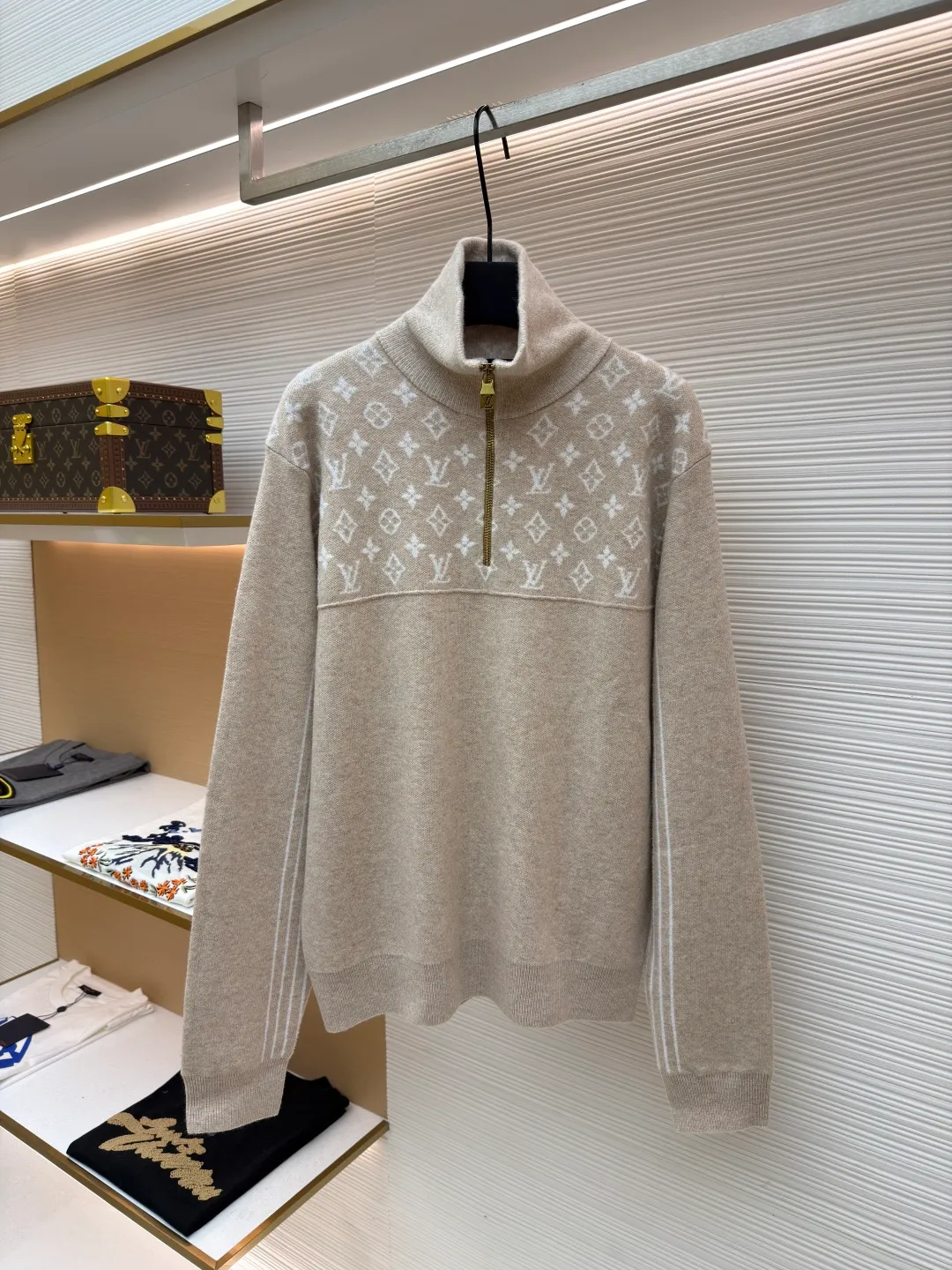 LOUIS VUITTON SKI ski series printed sweater ●Original version: purchased and developed for 16999 ●Item number: 1681590-B70 ●Fabric: wool blended fabric ●Technology: printing production ●Color: camel ●Version: fitted version ●Weight: about 660 grams ●Size: XS-S-M-L ●Description: This beige half-zip turtleneck sweater is made of high-quality wool blend fabric, which has a soft and delicate feel, excellent warmth retention and breathability. The classic half-high collar design and metal zipper are both warm and neat. The zipper adopts precision electroplating technology, which makes the color uniform, smooth and durable. The classic presbyopia pattern on the chest and shoulders adopts fine jacquard technology. The pattern is three-dimensional and clear, highlighting the brand recognition. The body has a form-fitting silhouette and a smooth cut for comfort and freedom of movement. The cuffs and hem are ribbed to fit tightly around the wrist and waist to prevent cold wind from entering. In the production process, multiple combing and washing processes are used to make the fabric softer and skin-friendly while maintaining a stable pattern. The stitching is even and firm, and the details are meticulously handled, reflecting the brand's strict control over quality. The overall design is simple and elegant, with exquisite details. From fabrics to hardware accessories, it reflects the pursuit of quality. It is an ideal choice for daily wear in autumn and winter. The overall wiring is straight and delicate, the fabric is comfortable and soft, and the color is consistent without color difference. It can be matched with the same style to create a fashionable look and control various occasions. Customized accessories, complete with three standards, same style for men and women!
